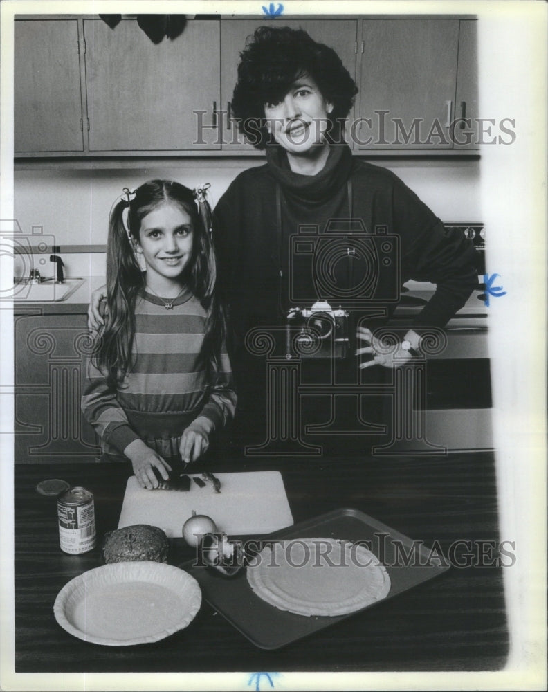 1986 Eight-year-old Sarah Hall Photographer Jill Krementz Cooking - Historic Images