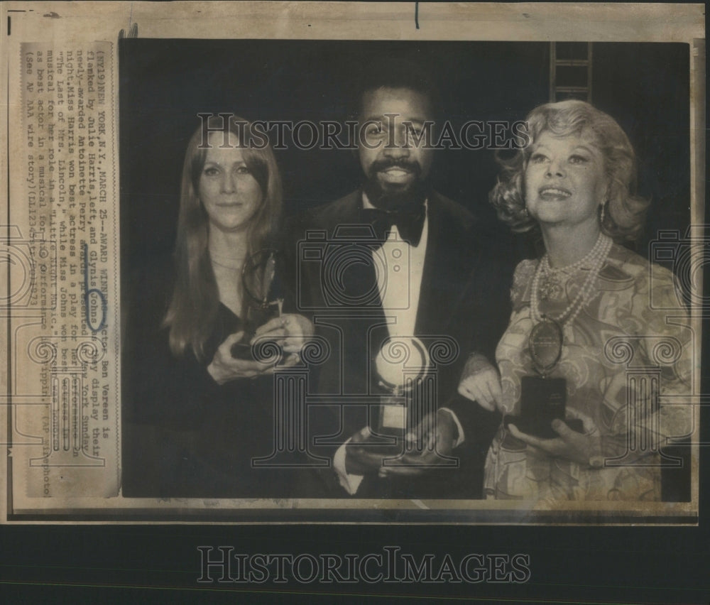 1973 Press Photo Actor Ben Vereen Julie Harris Glynis Johns awards- RSA77053 - Historic Images