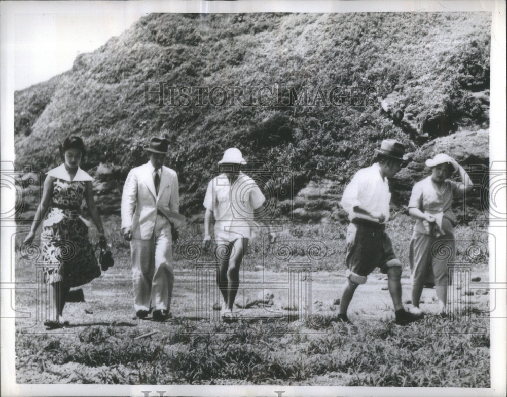 1956 Press Photo Tokyo Japanese Emperor Hirohito Imperial Hayama Beach - Historic Images