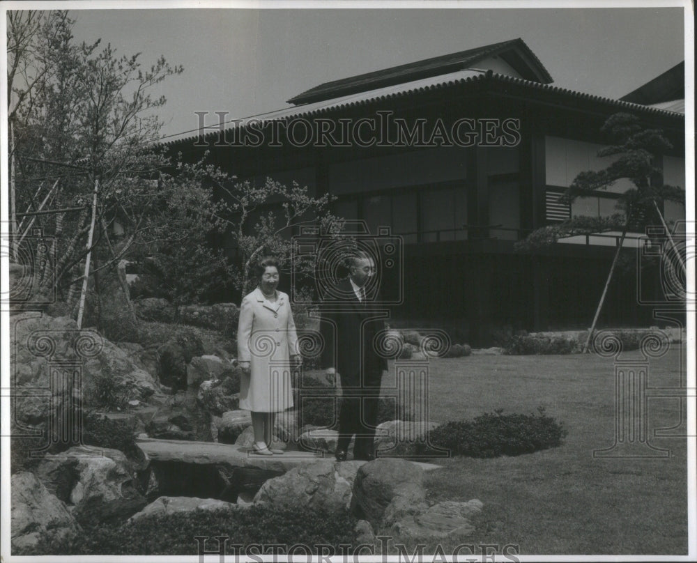 1971 Japan Emperor Empress garden Imperial palace - Historic Images