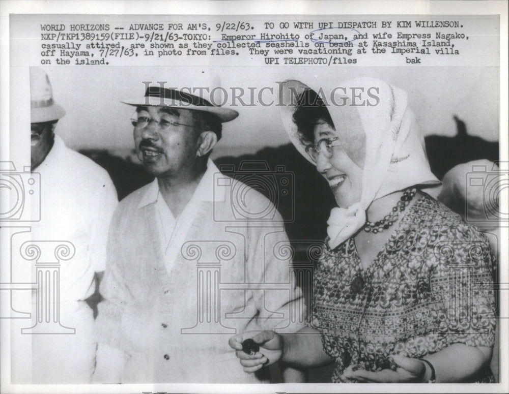 1963 Emperor Hirohito Of Japan And Wife Empress Nagako On Beach - Historic Images
