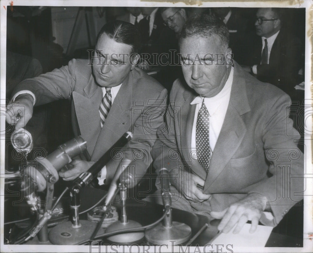 1956 Photo Prison Guard Harry Dowden Pours Water For Hodge During Testimony - Historic Images