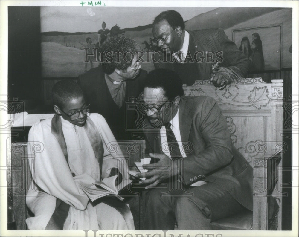 1987 Press Photo Rev William Hudson III Goes Over Marriage Service- RSA77483- Historic Images