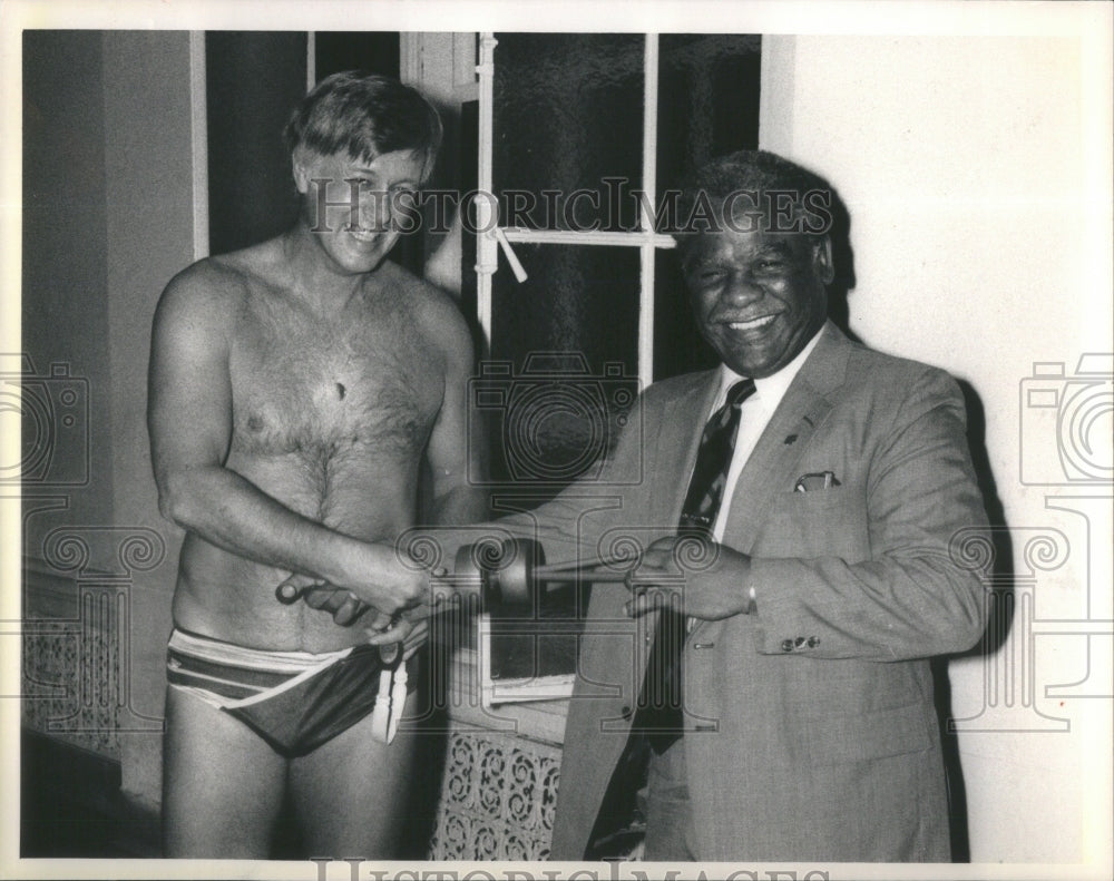 1984 Press Photo Marathoner Benson Huggard Chicago Hunger Benefit Swim - Historic Images