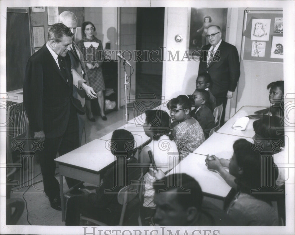 1968 Press Photo Governor Otto Kerner Talks To Class - Historic Images