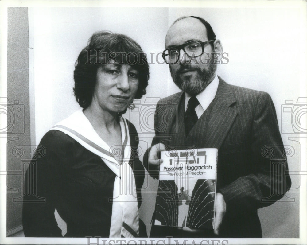 1982 Press Photo New Passover Haggadah Book Editor Rabinowicz - Historic Images