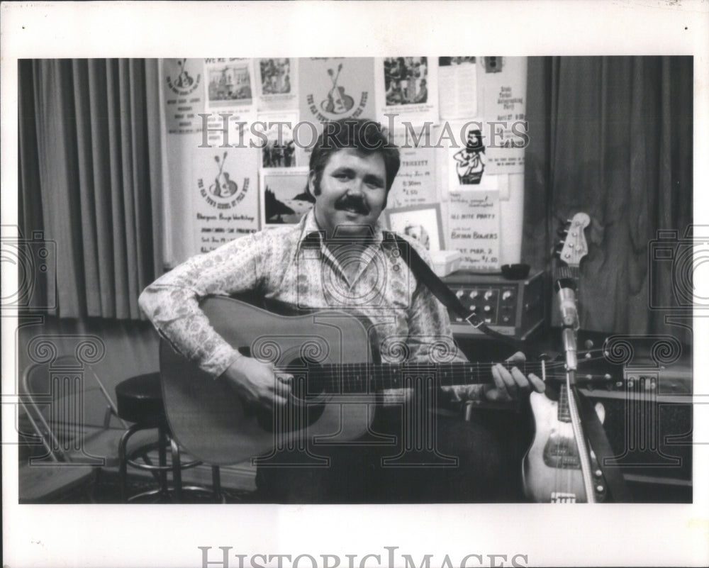 1975 Bill Hansen Folk Singer - Historic Images