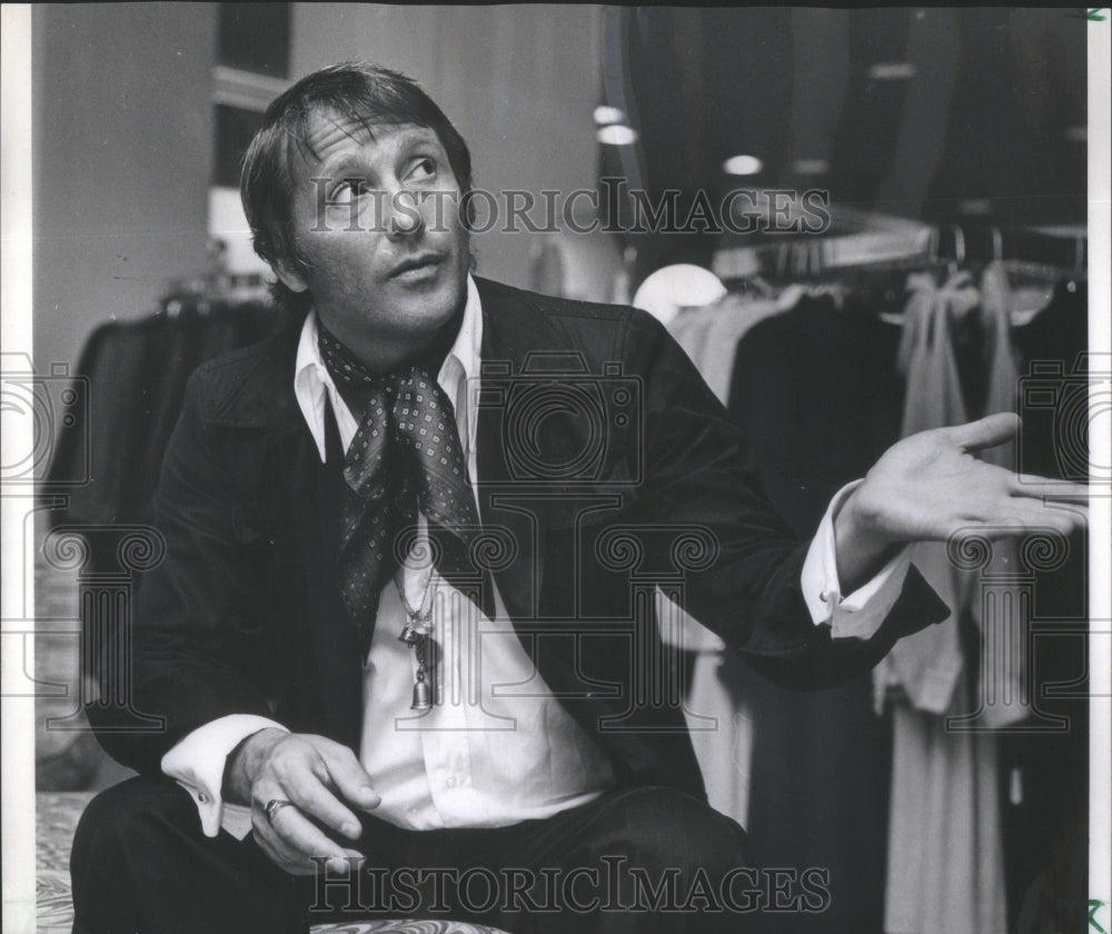 1972 Press Photo Stan Herman scene Mr Mort Label New York Designer- RSA78113- Historic Images