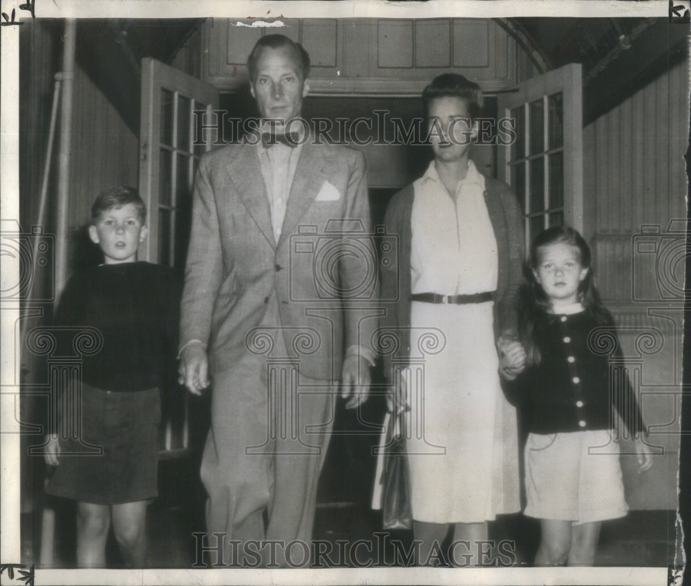 1944 Press Photo Kurt Haugwitz-Reventlow and his family, leaves Boston hotel - Historic Images