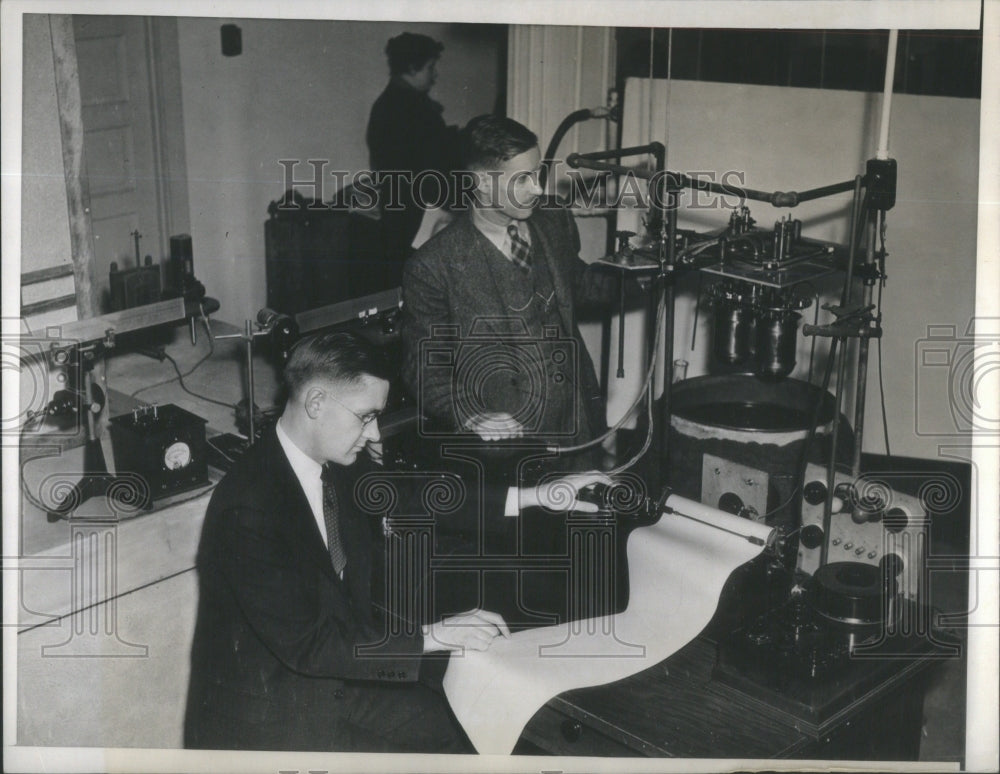 1939 Northwestern University chemist study instrument uses-Historic Images