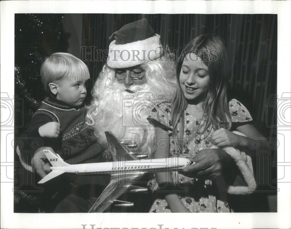 1974 Press Photo Charlie Anderson Laurie Roy Hall Flying Santa Claus Sweden - Historic Images