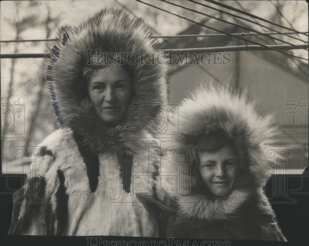 1965 Press PhotoMollie Greist Point barrow Alaska son David wearing Eskimogarb-Historic Images