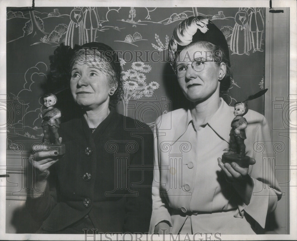 1947 Press Photo Dale Harrison James Oscars YWCA Desk Monree St Story - Historic Images