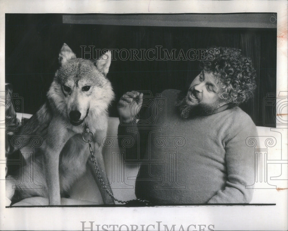 1975 Press Photo John Harris Chicago Wildlife Keeper- RSA78985 - Historic Images