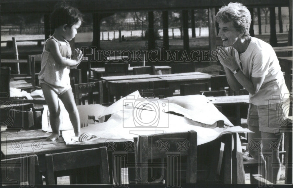 1984 Press Photo Child Gasoline Peace Corps Volunteer Khun Nan greet Thai table - Historic Images