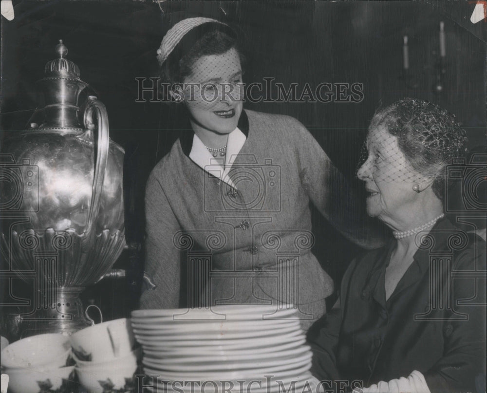 1956 Press Photo Social Gather Week Tea Service Club Art Center Women Charity - Historic Images