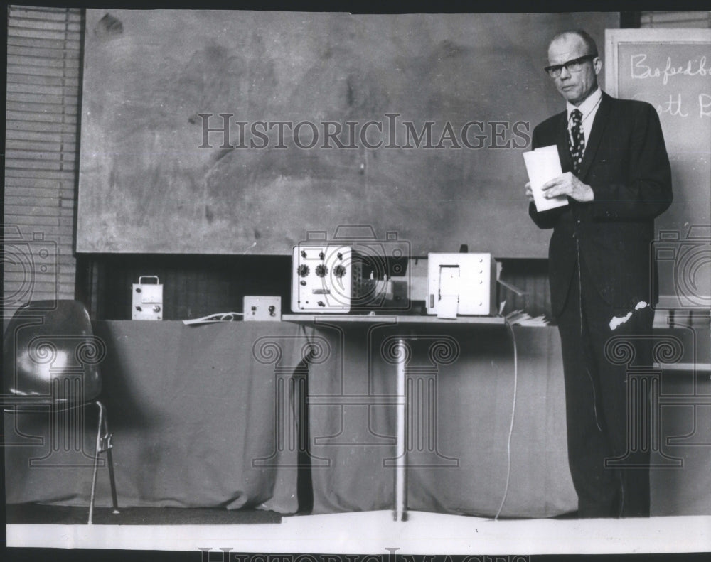 1973 Press Photo Elmer Green Director Psychopathology Laboratory Menninger - Historic Images