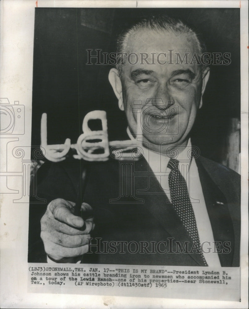 1965 Pres Lyndon Johnson Lewis Ranch tour Stonewall Texas - Historic Images