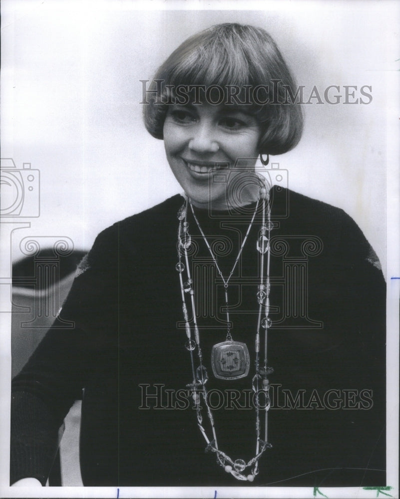 1976 Jewelry designer Sandra Horwich wears crystal beads Rope Color - Historic Images