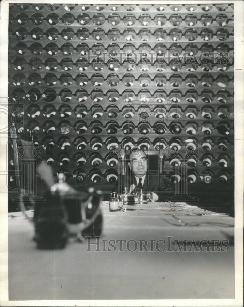 1966 Press Photo Samuel Horwitz dinner hamburger three hour meal restaurant art - Historic Images