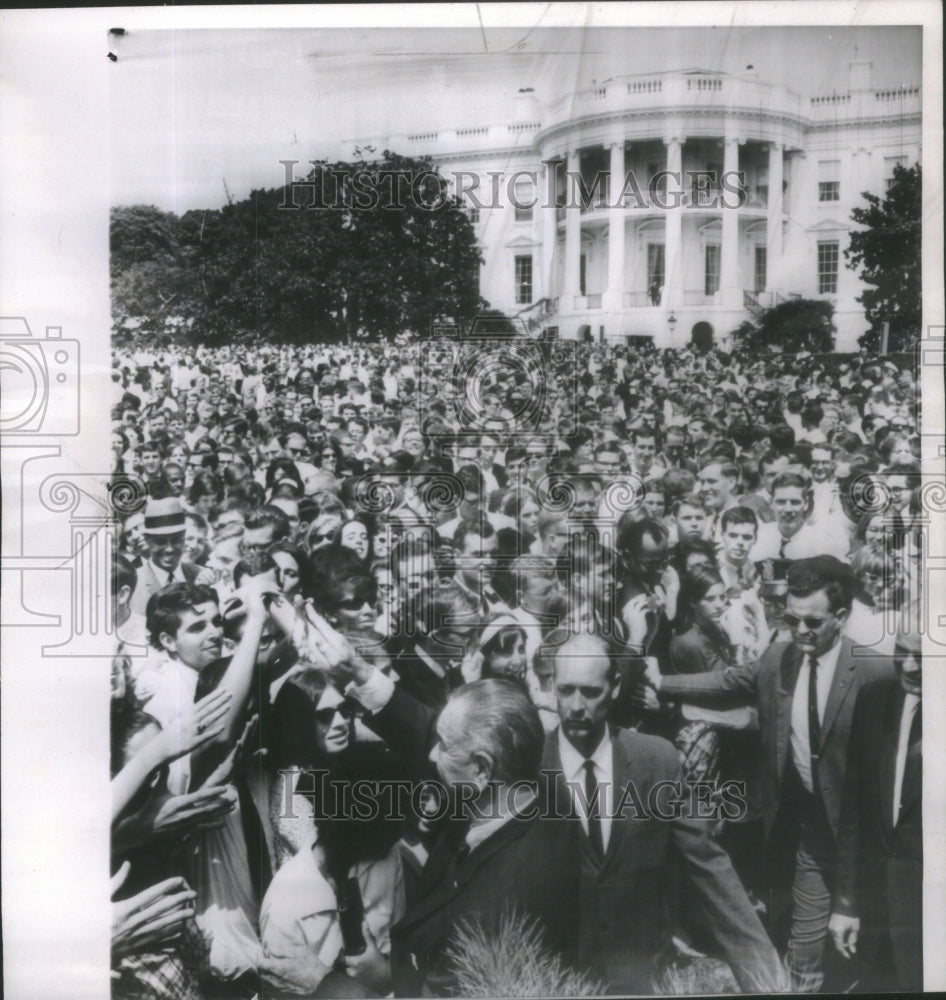 1965 Students Jam White House Lawn for Pres - Historic Images