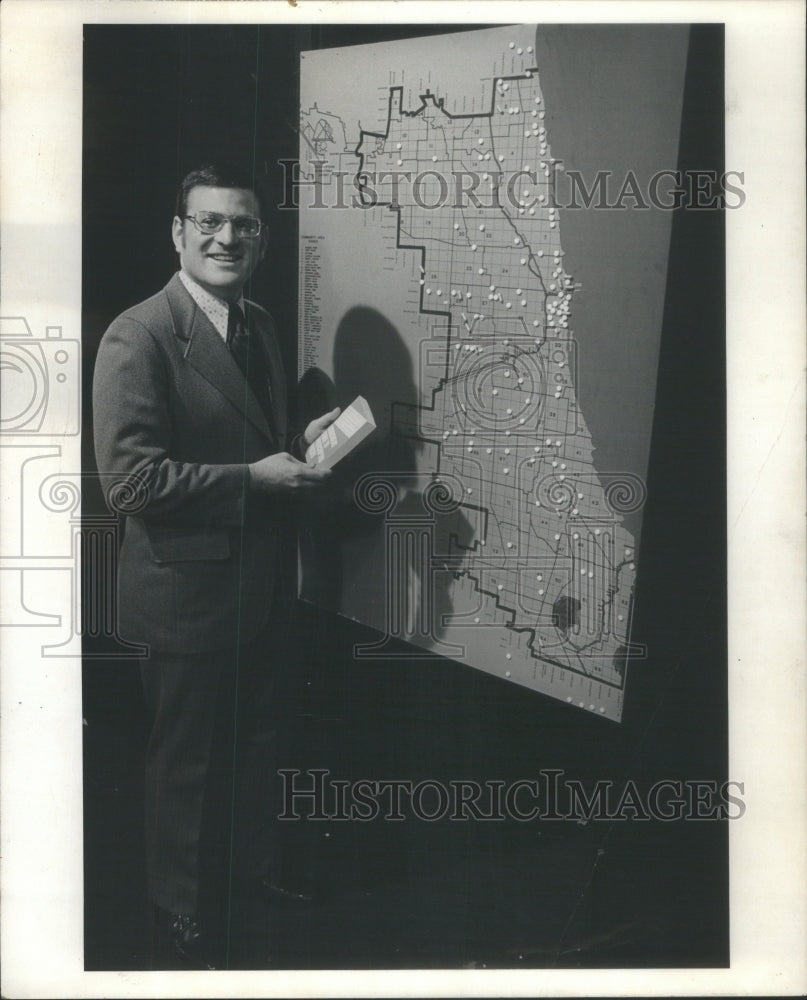 1976 Press Photo Michael Hirsh WTTW Executive Producer TV industry- RSA80481 - Historic Images