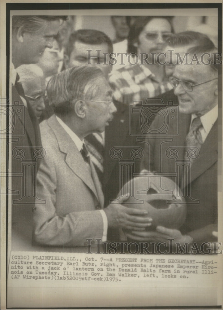 1975 Press Photo Agriculture secretary Earl Butz Emperor Hirohito Japan Donald - Historic Images