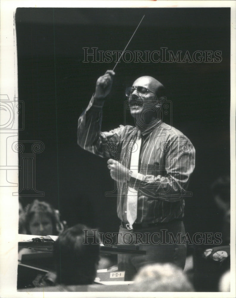 1987 Joel Hochberg conduct Orchestra Illinois performance - Historic Images