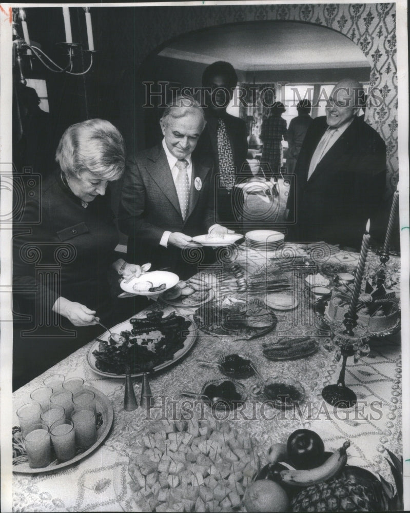 1975 John Hoellen GOP challenger Mayor Daley Easter buffet home - Historic Images