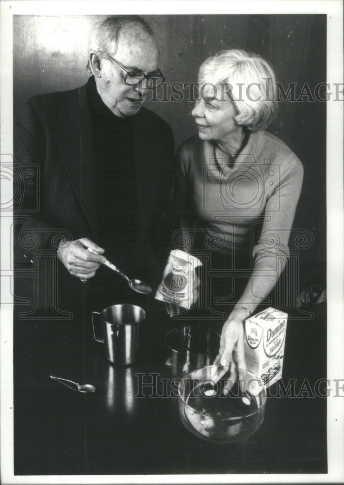 1979 Actor Bernard Hughes actress wife Helen makes food - Historic Images