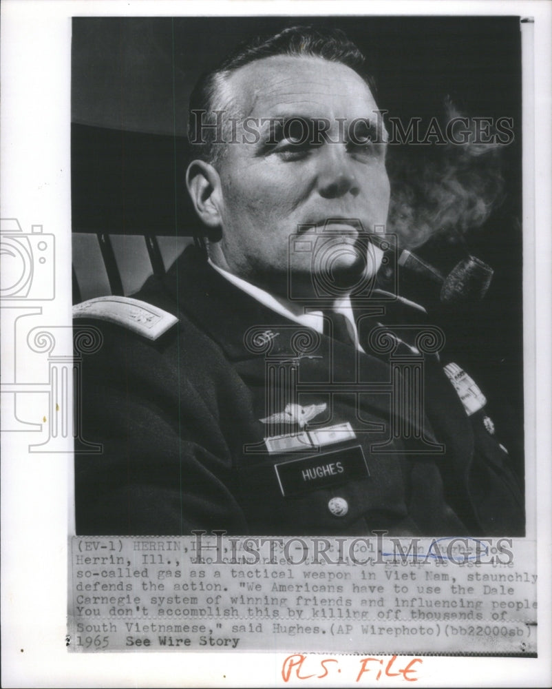 1965 Press Photo John Hughes Viet Nam commander group tactical weapon - Historic Images