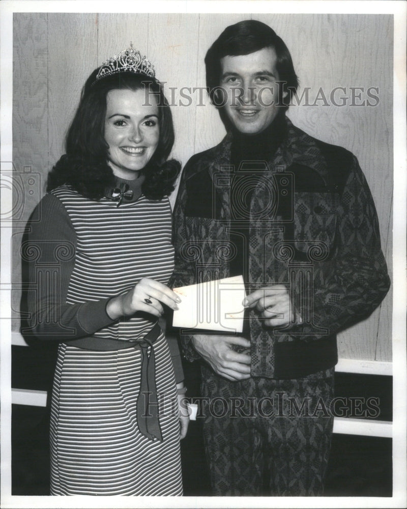 1973 Press Photo Katherine Hughes Crown Wednesday Miss Irish Unity Orange Green - Historic Images