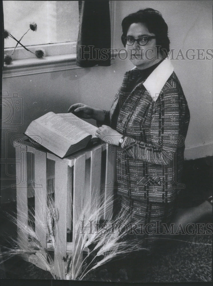 1975 Sister Patricia Hughes Chapel study bible home - Historic Images