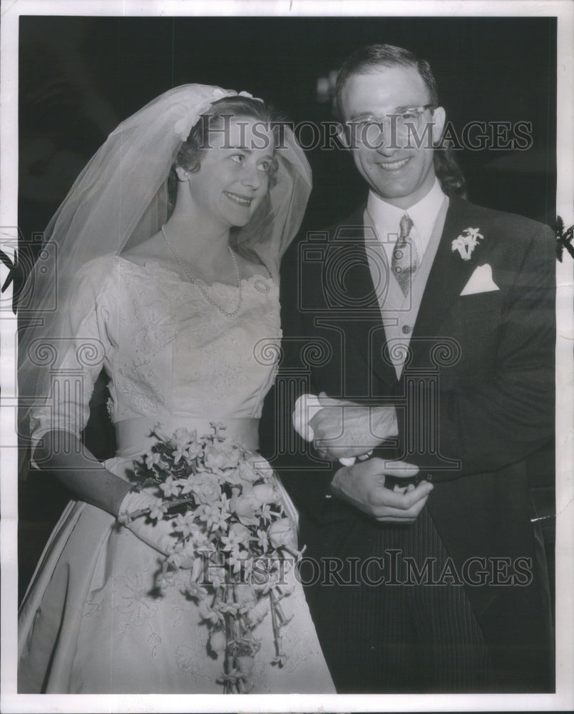 1961PressPhoto Dr.&amp;Mrs.Willard Arthur Fry after wedding- RSA81045 - Historic Images