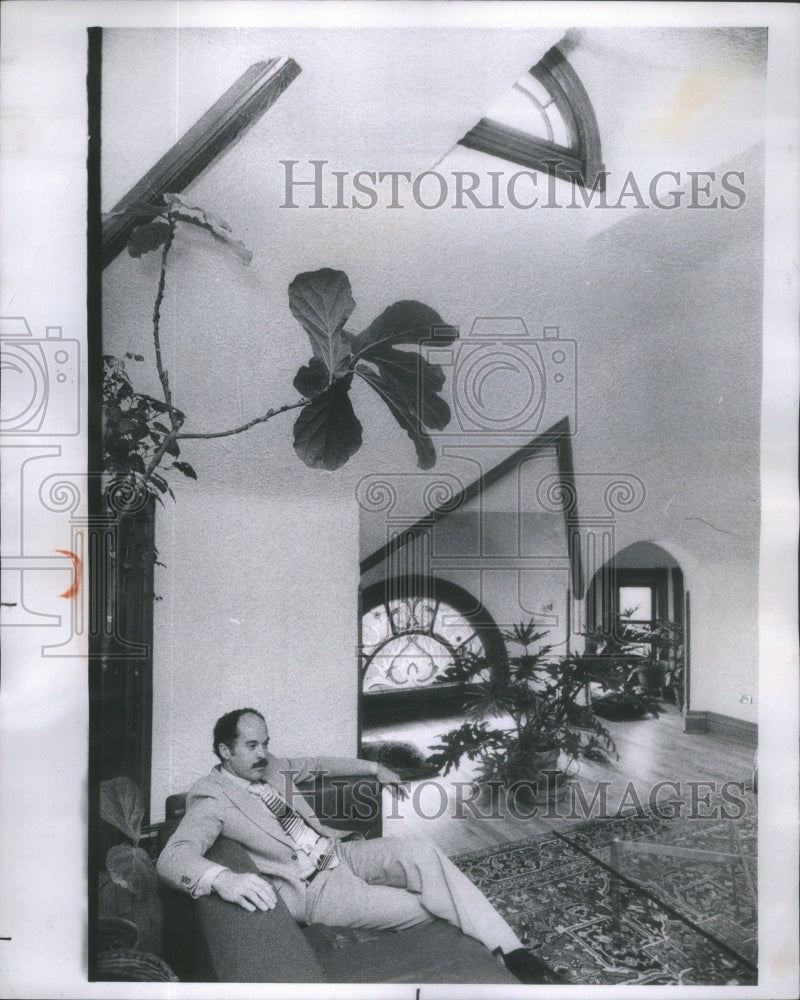 1975 Architect Lonn Frye lounges attic Amateurs - Historic Images