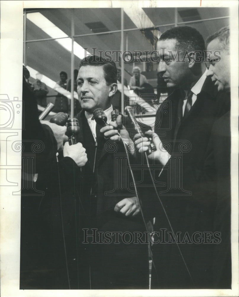 1963 Gov Otto Kerner reporters White House sponsored poll re electio - Historic Images