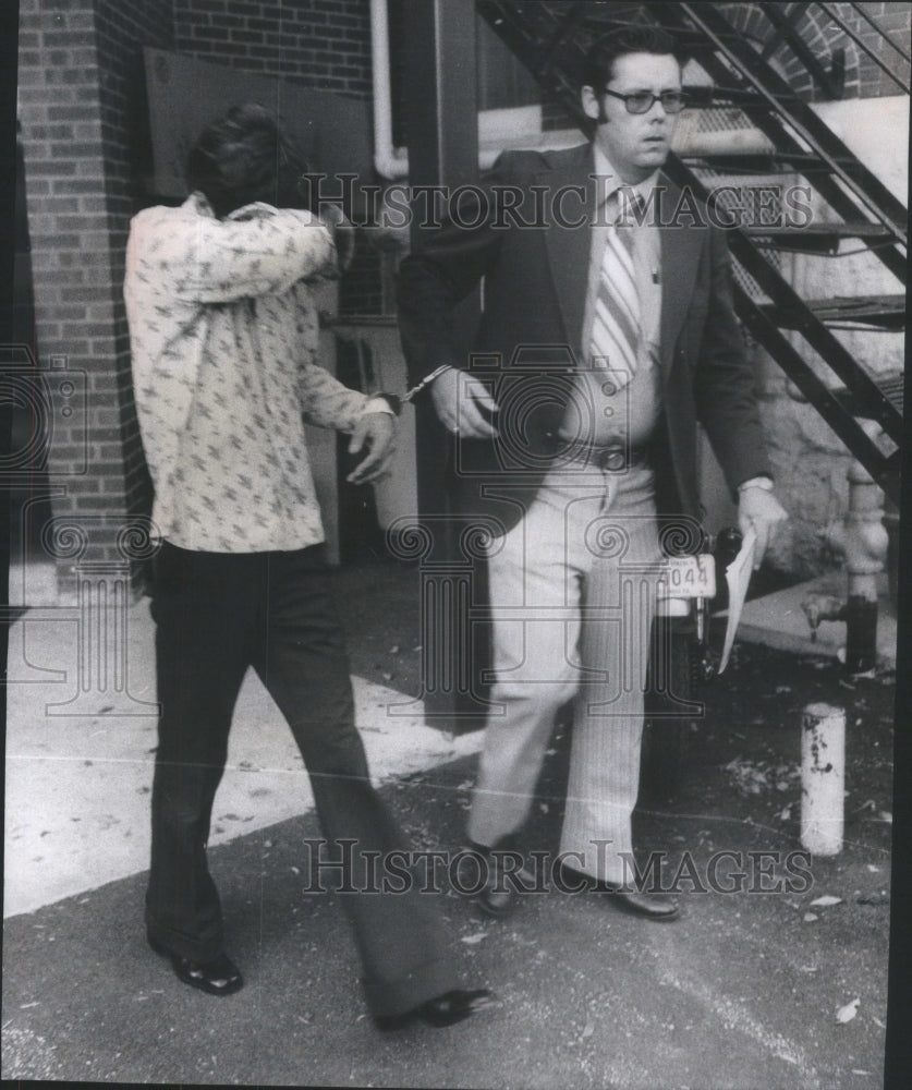 1974 Press Photo Gary Karr crime arrest Lyons police station police officer - Historic Images