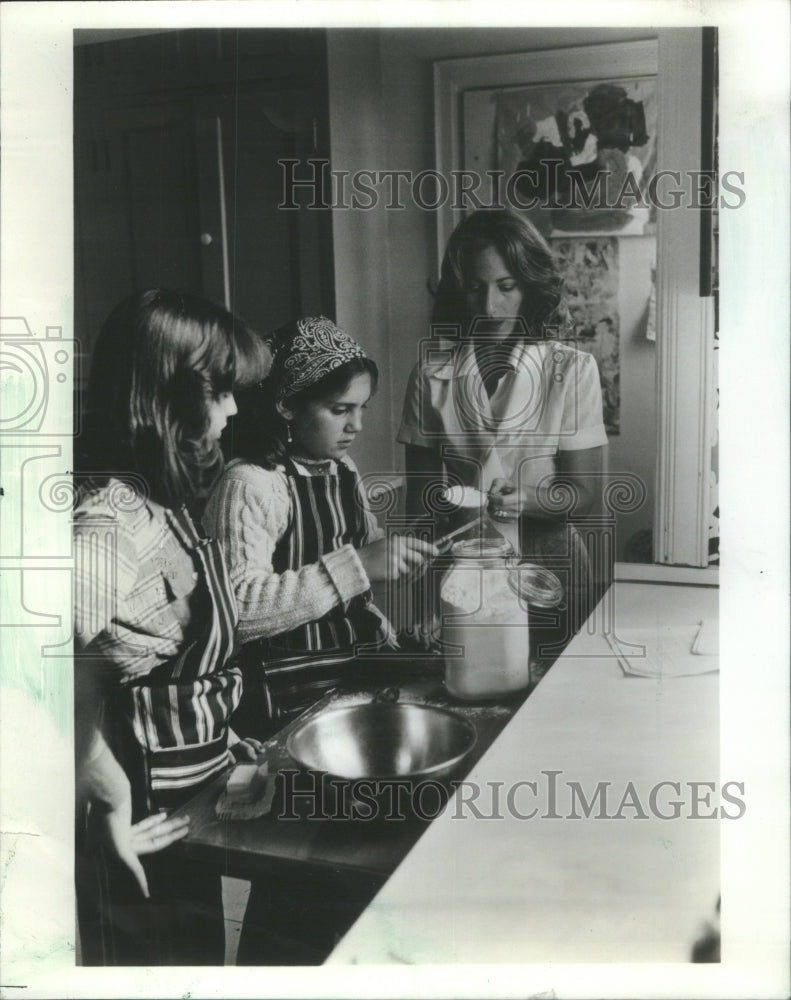 1983 Susan Manlin Katzman Christmas Gift Company Children Cook - Historic Images