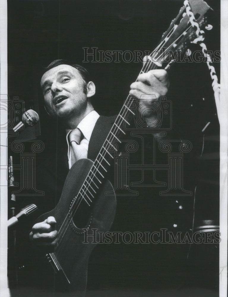 1972 Press Photo Roderic Gorney playing Guitar Musician Author- RSA81697 - Historic Images