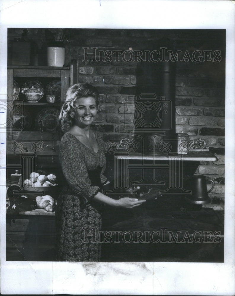 1977 Farmer Daughter Write Cookboon-Luck Amended Marilyn Henley - Historic Images