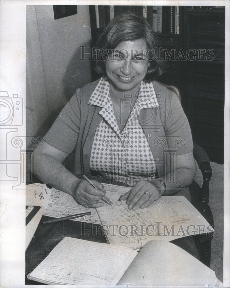 1975 Press Photo Mrs. Pearl Gordon Cook Book Author - Historic Images