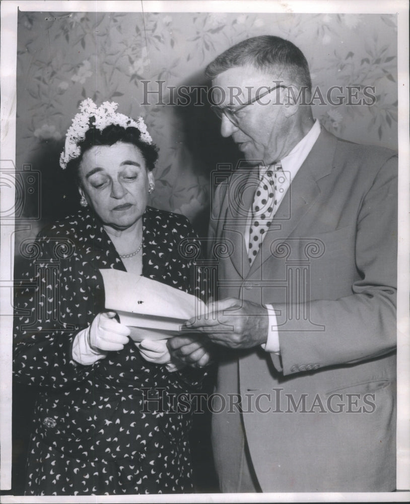 1953 Press Photo Robert Baker Harold Pynchon Torch Long Carried Lake Front - Historic Images