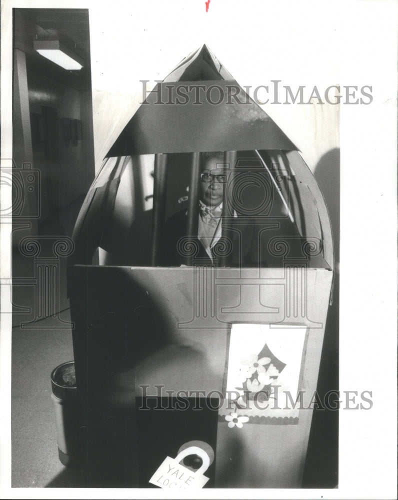 1977 Mrs Ollie Baker in her paper prison to dramatize - Historic Images