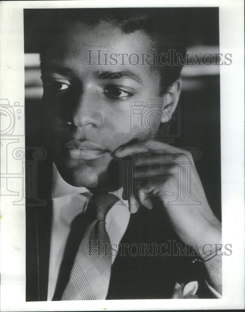 1986 Press Photo Jeffrey Banks sees continued popularity in Hawaiian-style shirt - Historic Images