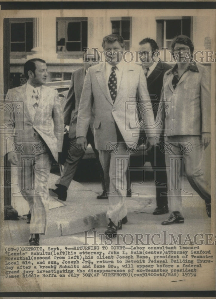 1975 Press Photo Labor Consultant Leonard Schultz Returns To Federal Building - Historic Images