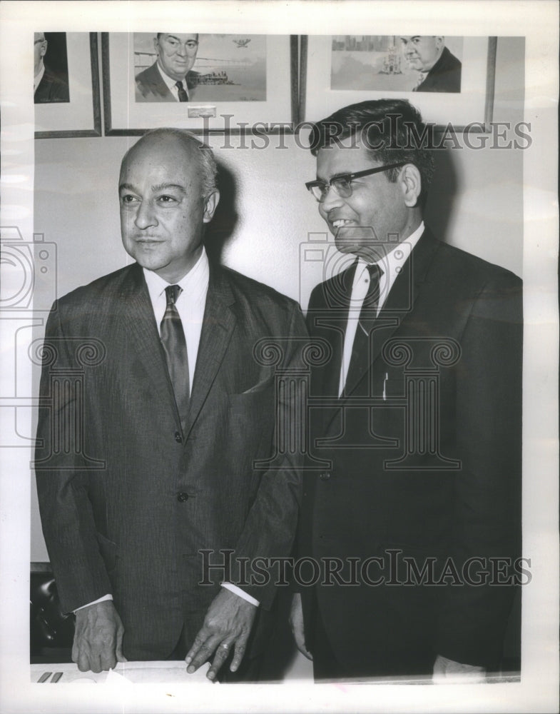 1967 Press Photo Dr P K Banerjee,Minister for Political Affairs,Mr R K Taxali - Historic Images