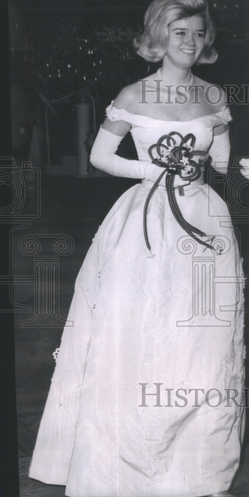 1962 Susan Bane at her presentation to society at the 1962 Passavant-Historic Images