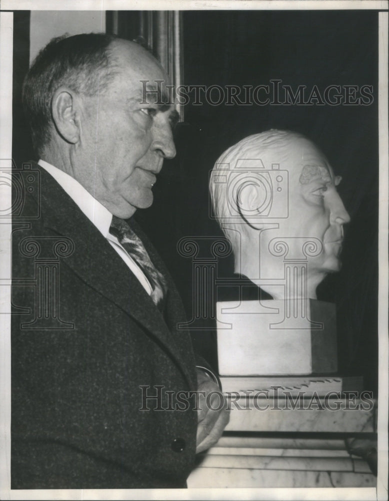 1939 Speaker of the House William B. Bankhead with a bust of himself - Historic Images