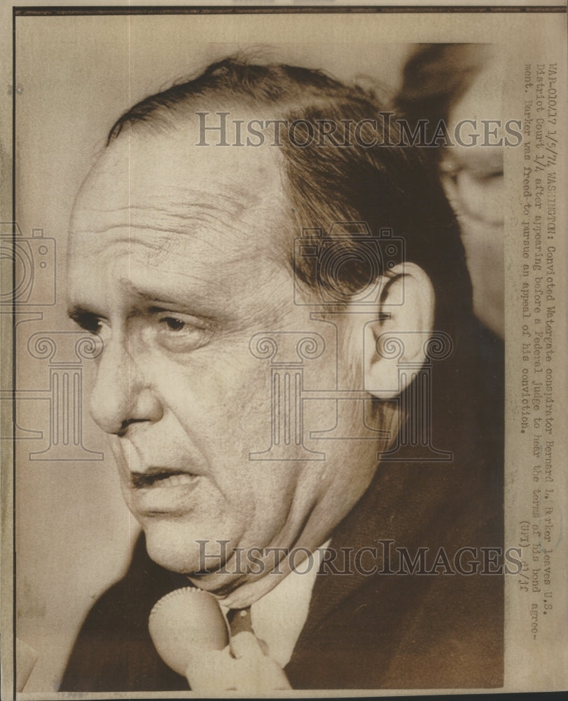 1974 Press Photo Convicted Watergate Conspirator Barker Leaving District Court - Historic Images