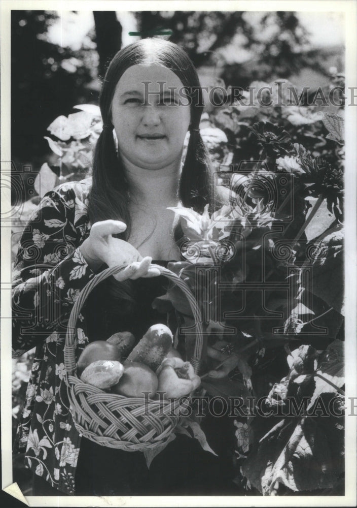 1981 Terry Bares Garden Vegetables - Historic Images